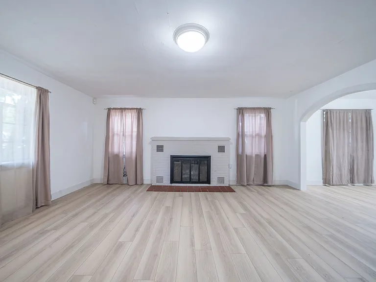 608 S Bluff Ave — Photo 3