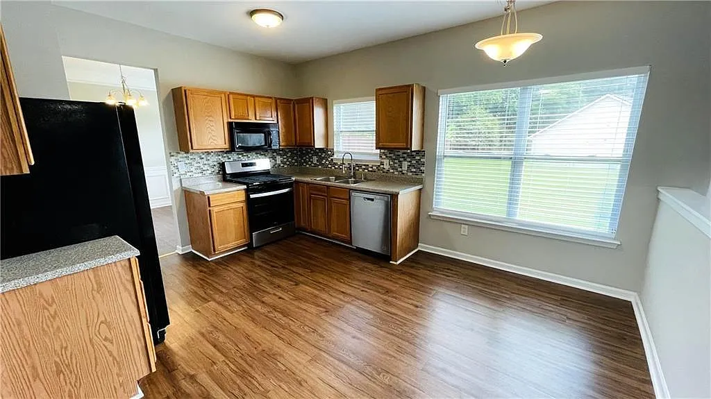 4 bed, 2.5 bath, 2410 sqft, $2,700 — Photo 4