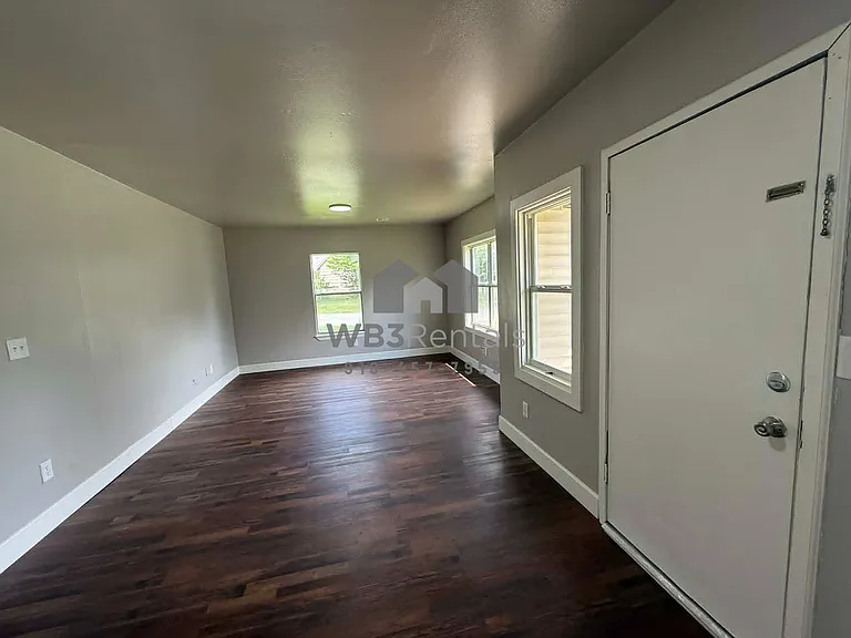 917 N Vinita Ave — Photo 2