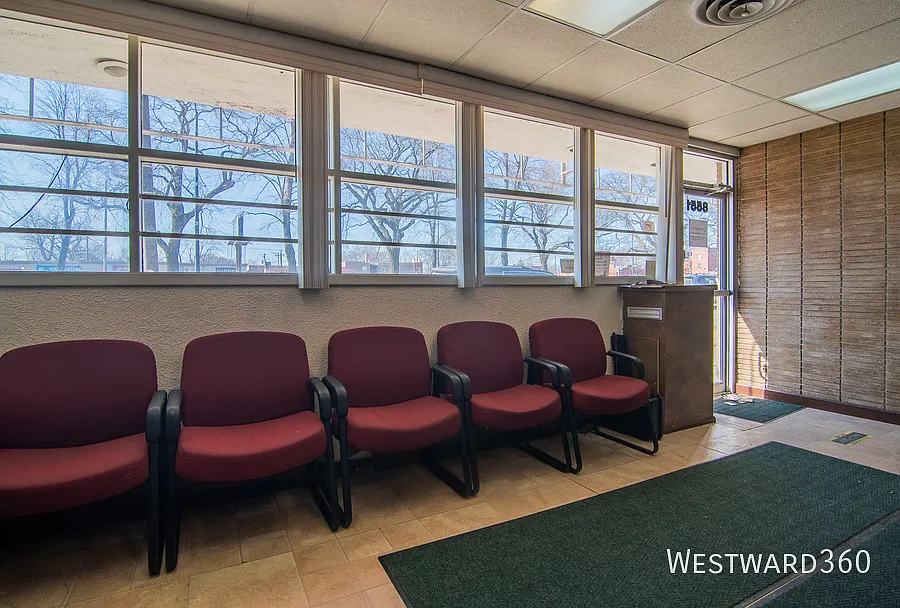 Stony Island Park commercial space for rent — Photo 2