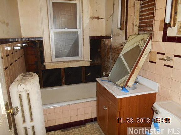 4th image of 841 Rose Ave E
