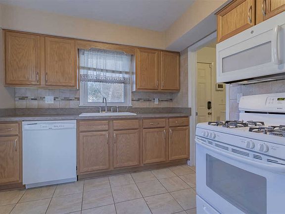 5th image of 118 E Greenview Ave