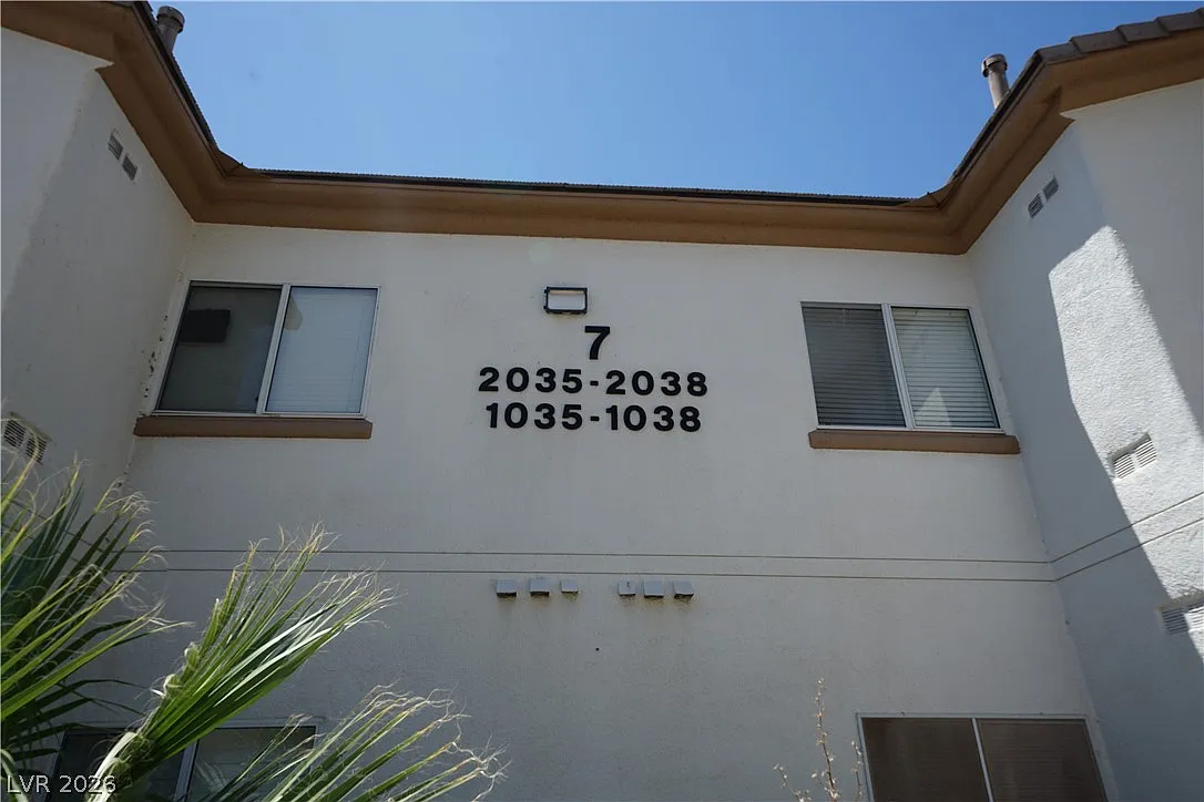 2 bed, 2.0 bath, 958 sqft, $1,395 — Photo 2