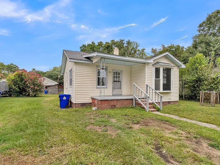 2330 Bailey Dr — Photo 2