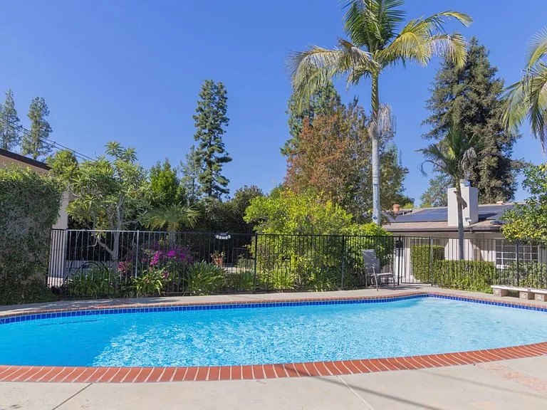 24316 Burbank Blvd — Photo 37