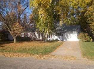 208 S Elizabeth Ave, Hills, MN 56138