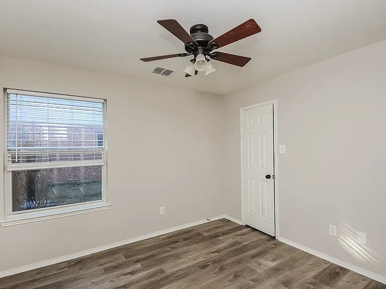 320 Foreston Dr — Photo 14