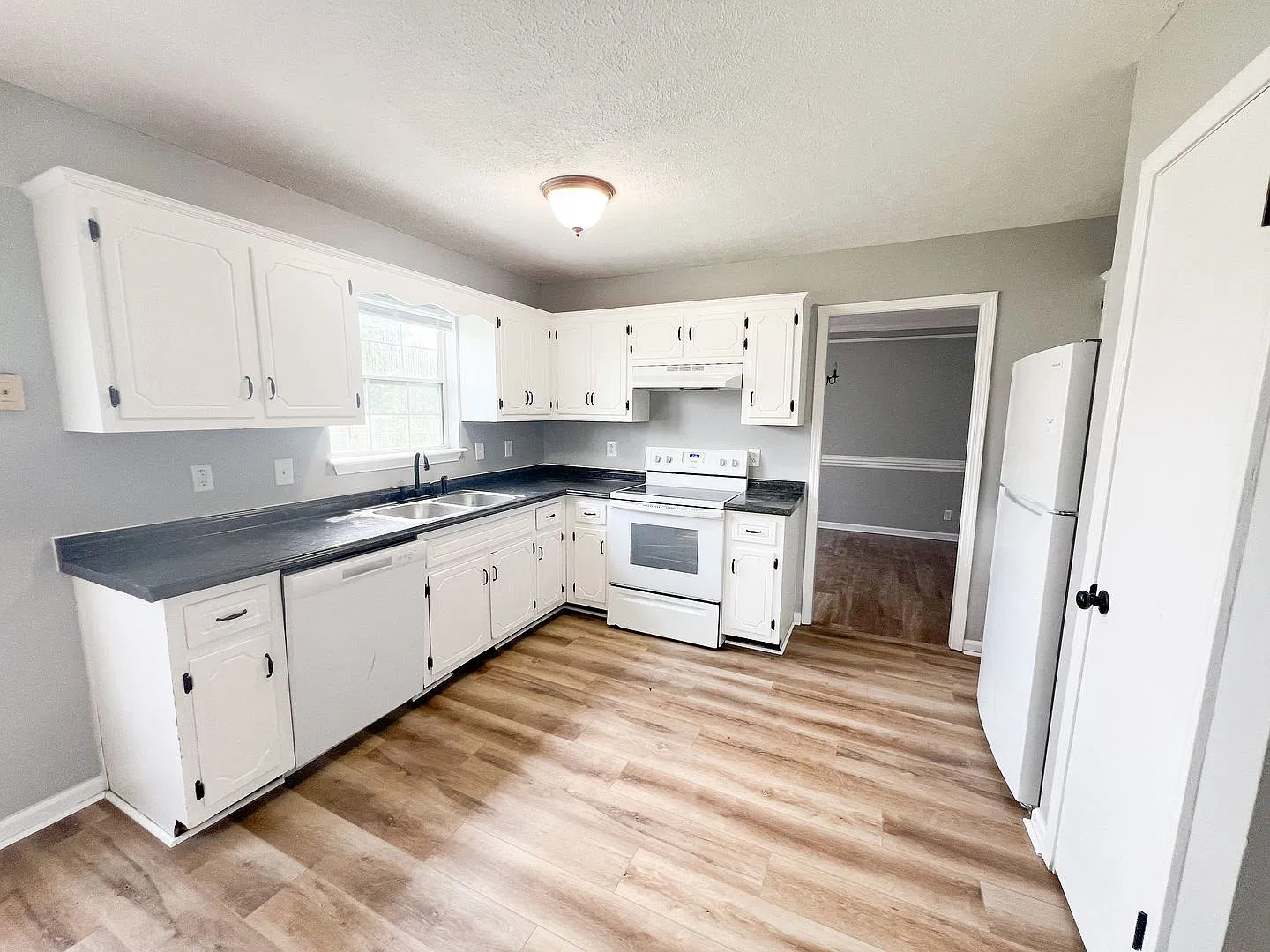 3 Bedroom 2 Bathroom Home with Fenced in Backyard — Photo 4