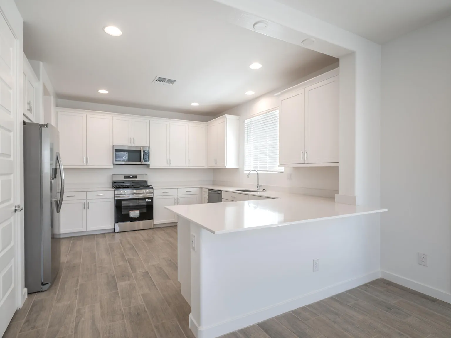 4 bed, 3.5 bath, 2070 sqft, $2,595 — Photo 3