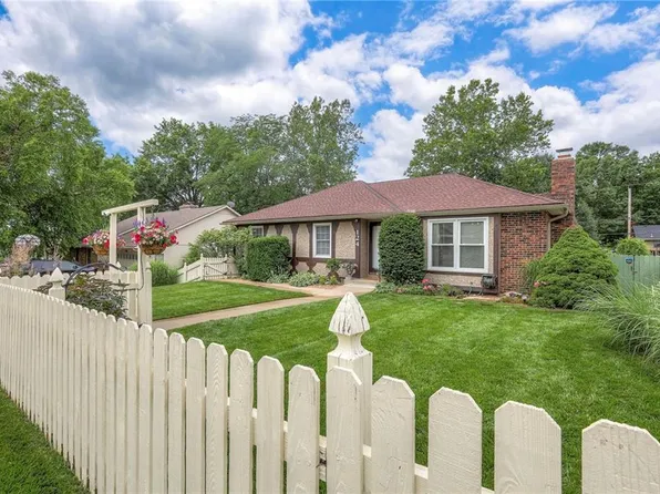 124 Bittersweet Ln, Lansing, KS 66043