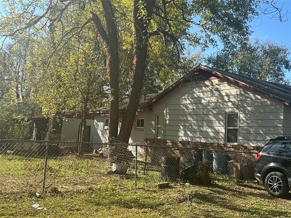 2nd image of 2411 Pine St