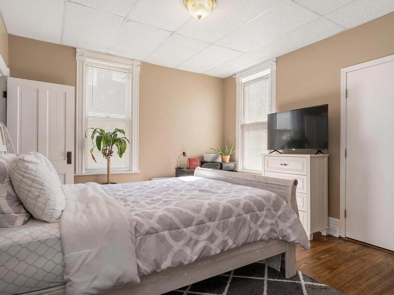 327 E Bryan St — Photo 4