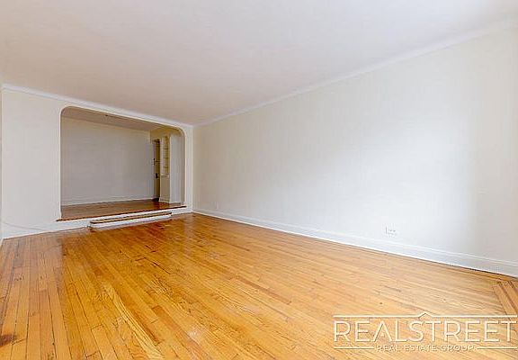 2nd image of 100 E 21st St APT 401