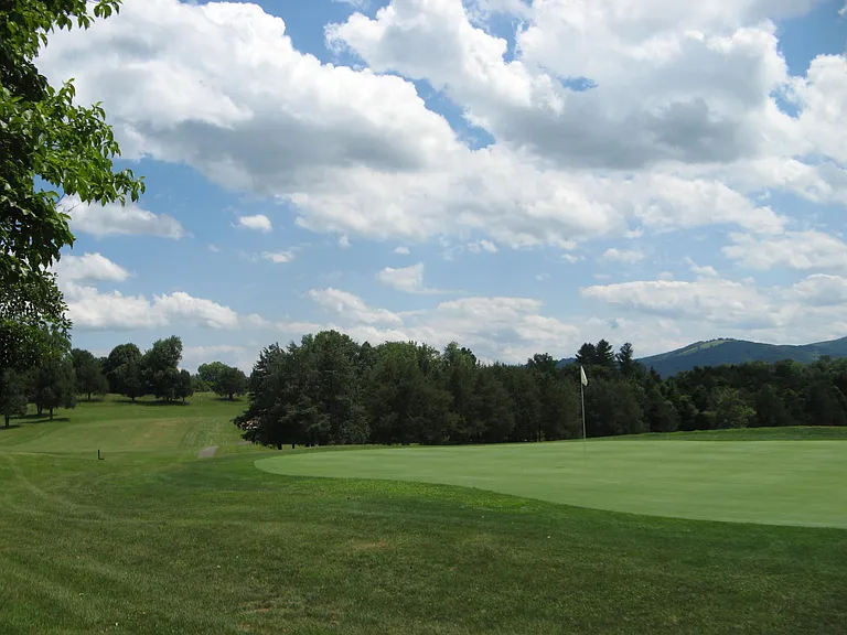 18 hole golf course/putting green/driving range/clubhouse
