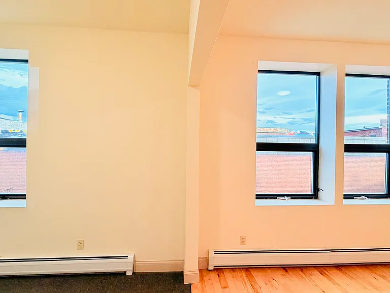 191 College St #212 — Photo 31
