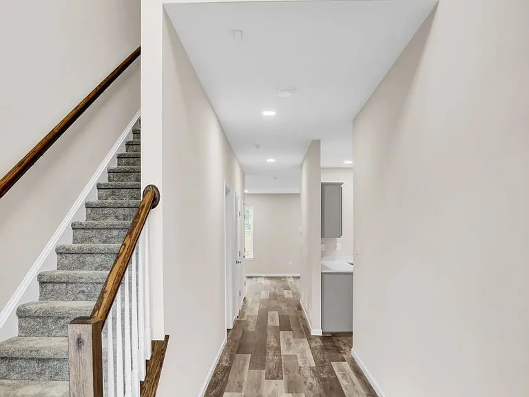 62 Helene Ct — Photo 2