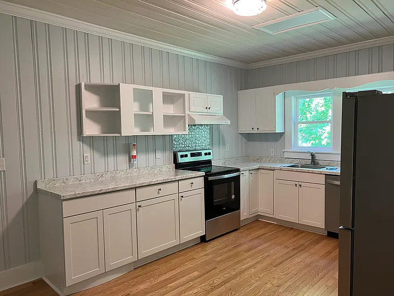 1112 Wilson Ln — Photo 3