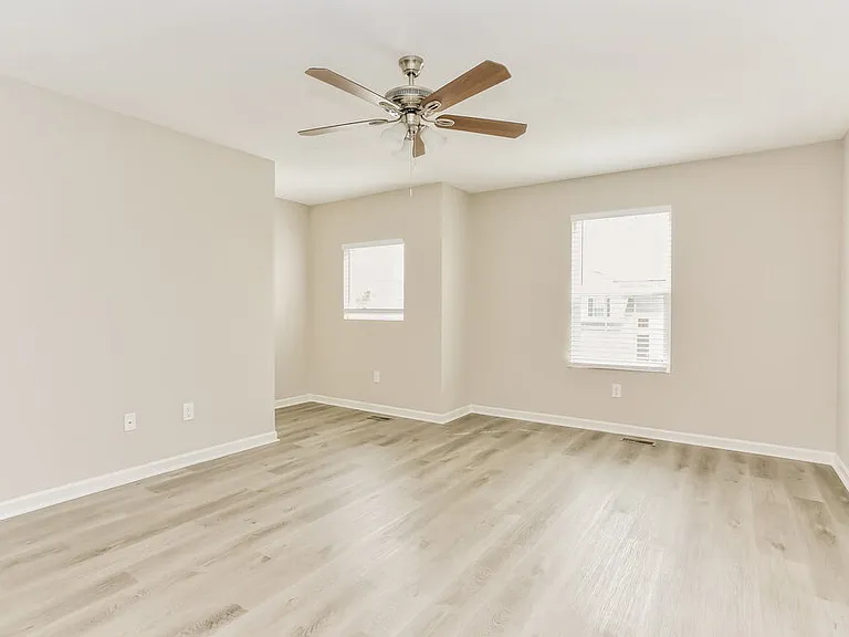 804 Zeller Dr — Photo 12