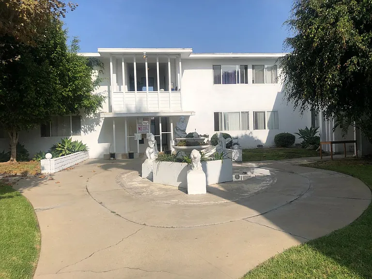 1935 Cloverfield Blvd — Photo 22
