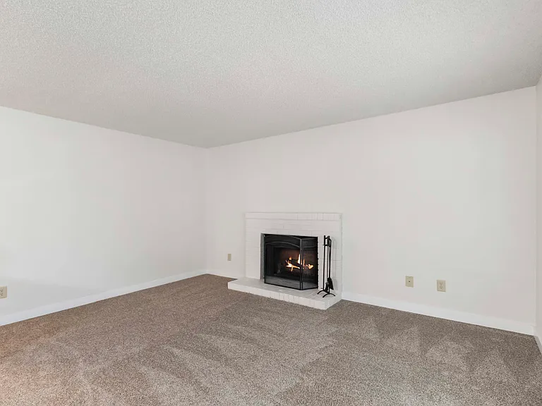 D Place Apartments — Photo 17