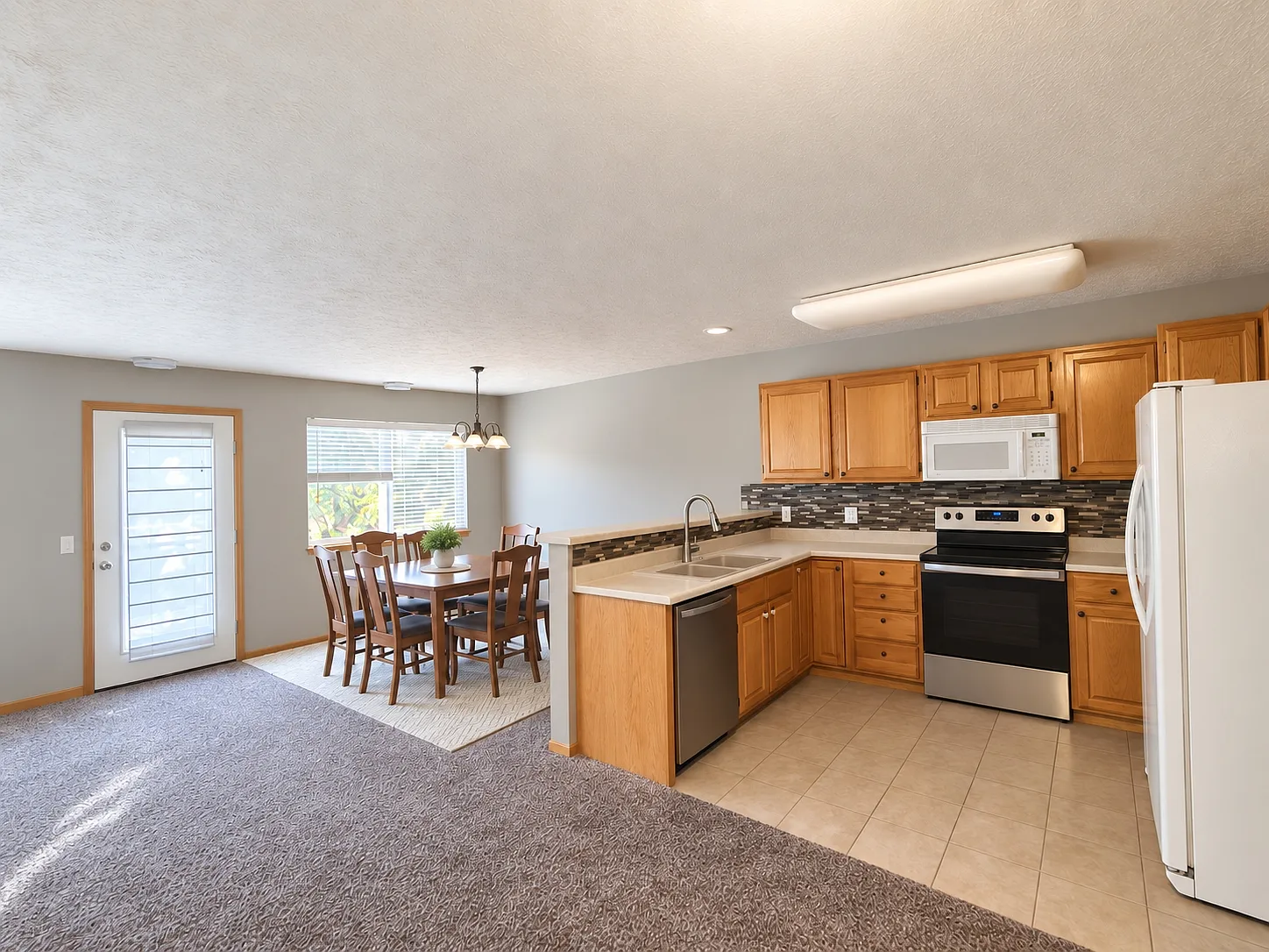 3 bed, 2.5 bath, 1750 sqft, $1,925 — Photo 3