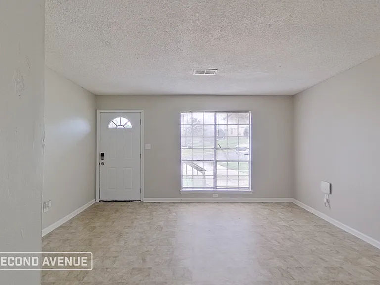 1739 Huntington Dr — Photo 2