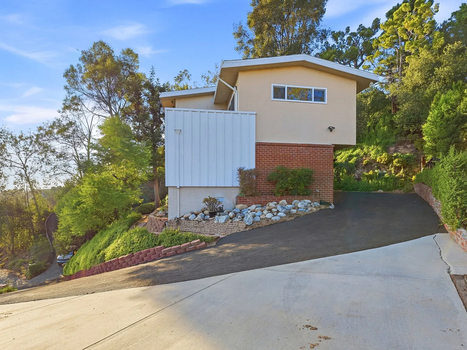 3 bed, 1967 sqft, $8,500 — Photo 1