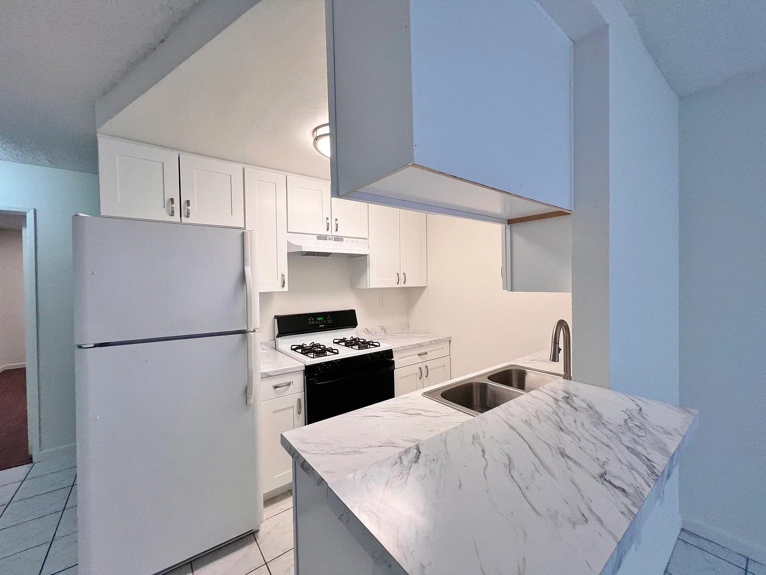 3 bed, 1100 sqft, $2,995 — Photo 2
