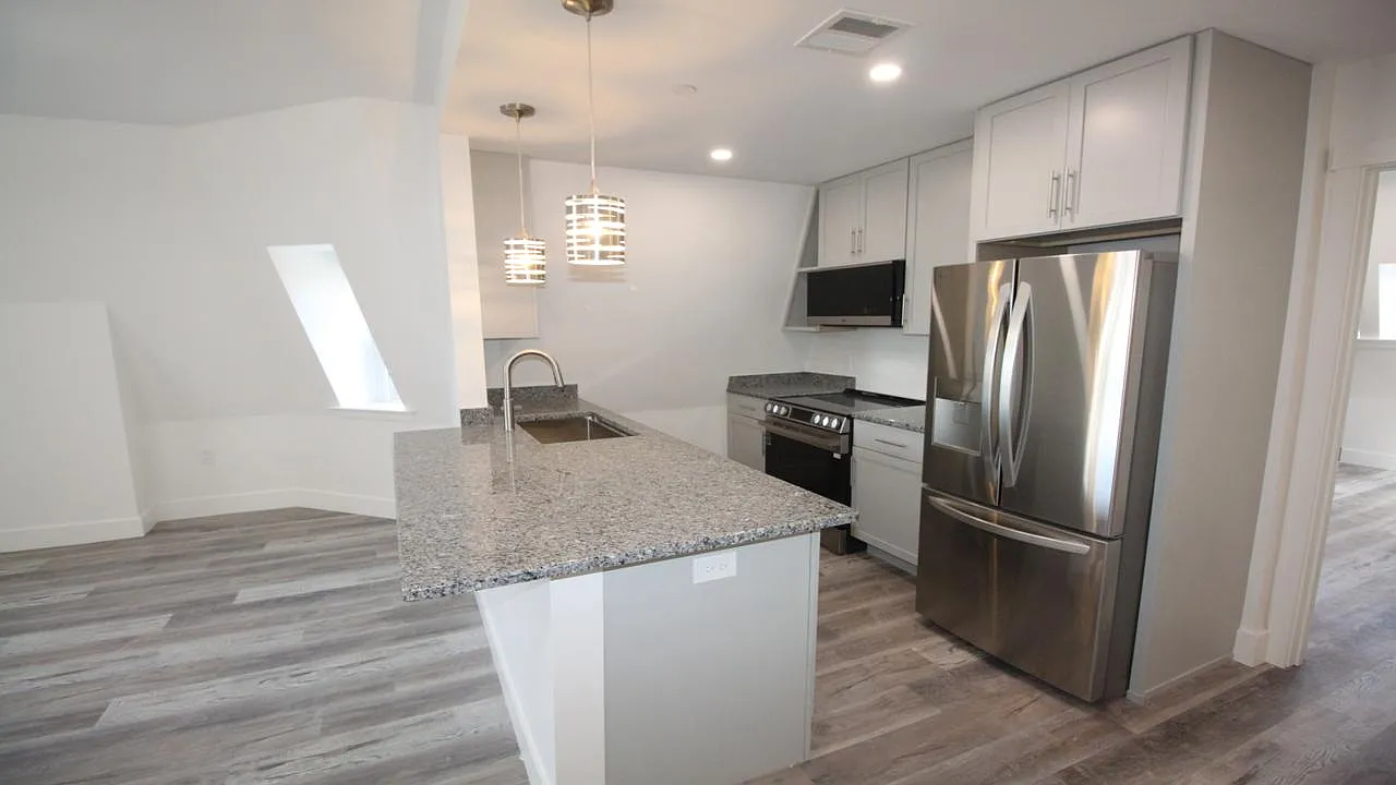 2 bed, 900 sqft, $3,900 — Photo 2