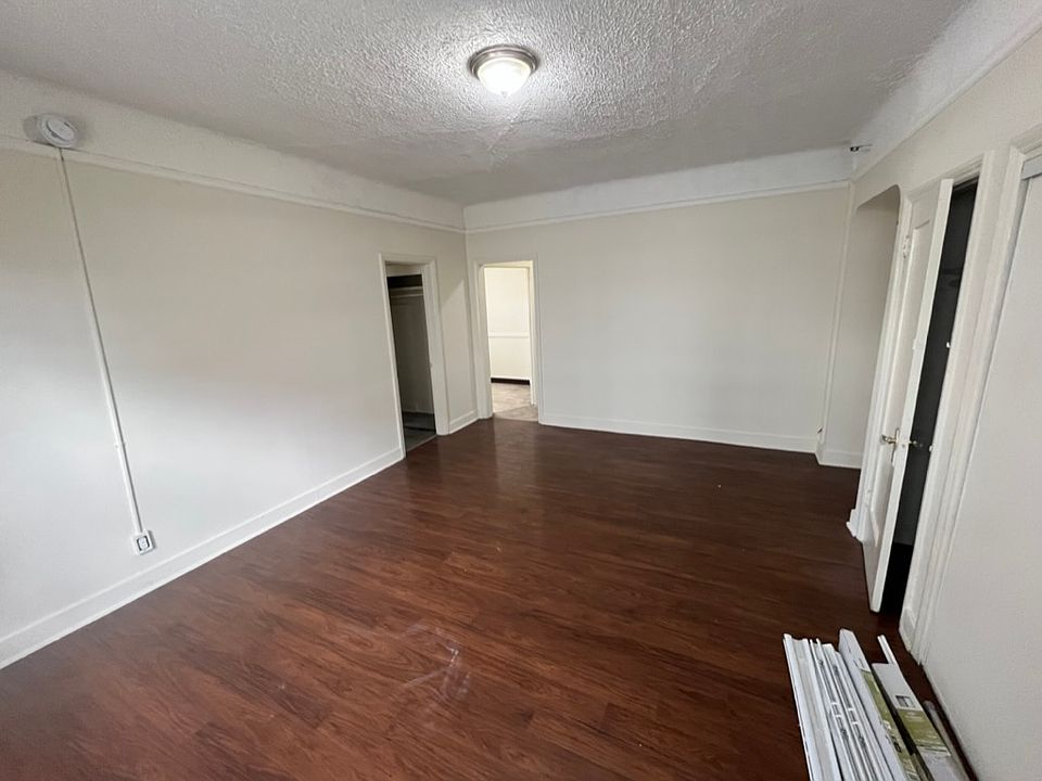 1st image of 414 S Kenmore Ave #302