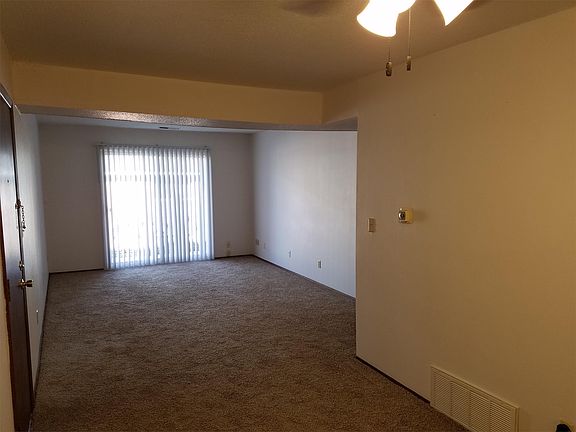 Amber Terrace 1 Bedroom dining room to living room