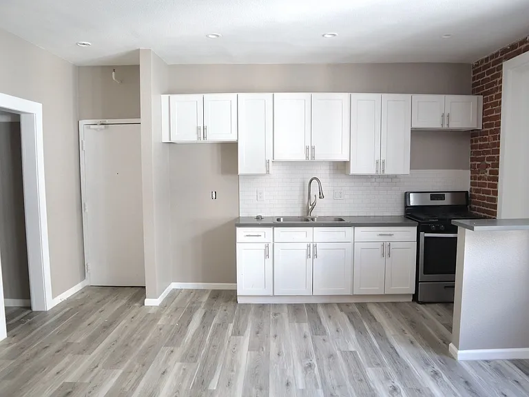 St. Charles Studio Apartments — Photo 6