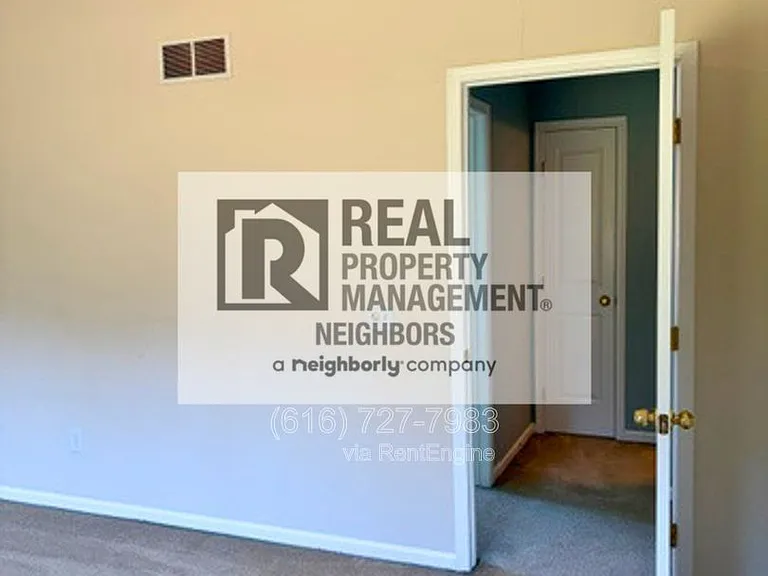 1636 Northbend Dr NE — Photo 2