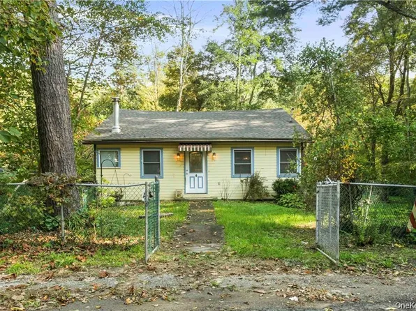 4 1st St, Godeffroy, NY 12729