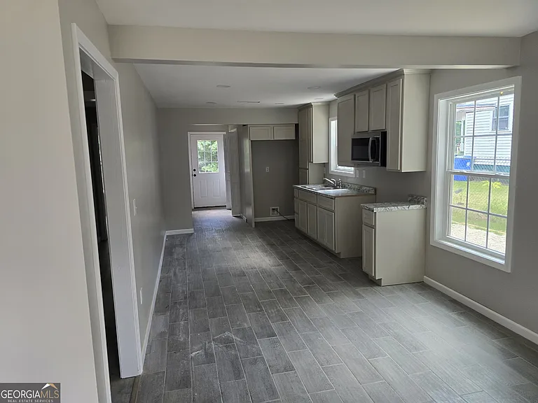 305 Smith St — Photo 8