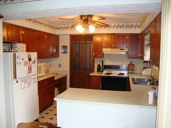 3rd image of 8745 Sheffield Ct