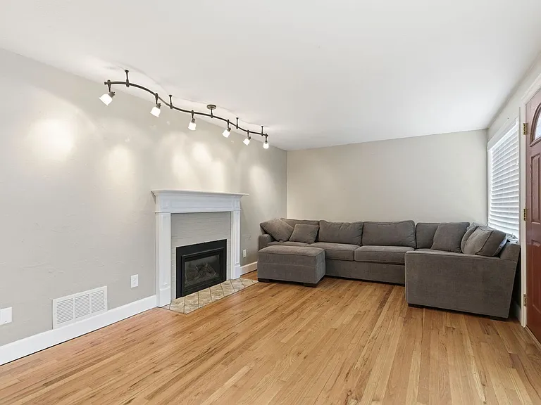 1017 E 40th Ave — Photo 2