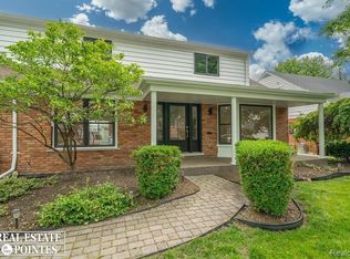 901 Moorland Dr, Grosse Pointe Woods, MI 48236