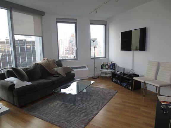 3rd image of 550 W 54th St APT 25Q