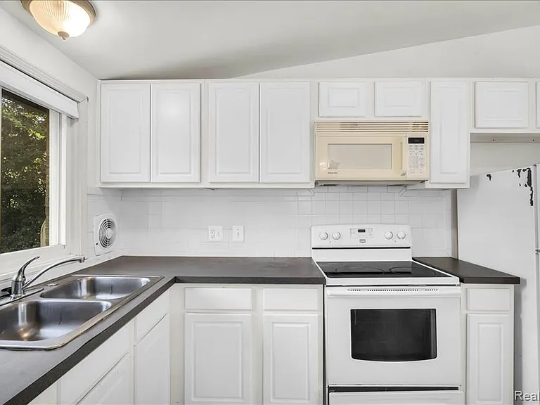 23031 Eastwood St — Photo 10