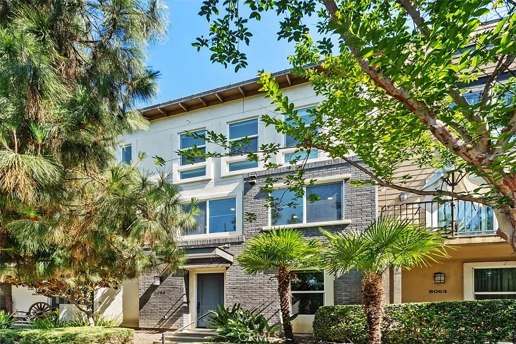 3 bed, 2.5 bath, 1913 sqft, $3,850 — Photo 1