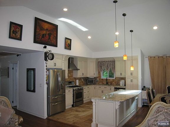 4th image of 447 W Park Dr