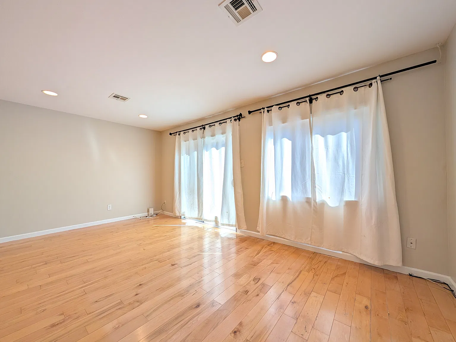 3 bed, 2.5 bath, 1602 sqft, $3,590 — Photo 4