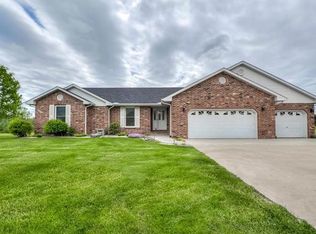 127 Greenleaf Ct, Brighton, IL 62012