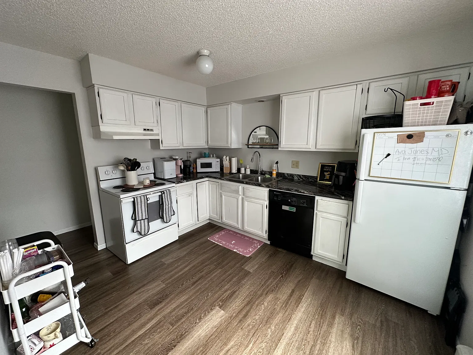 3 bed, 1050 sqft, $1,325 — Photo 1