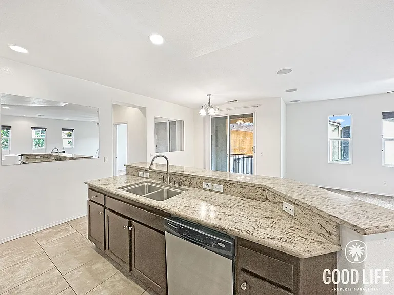 425 S Meadowbrook Dr S #133 — Photo 2