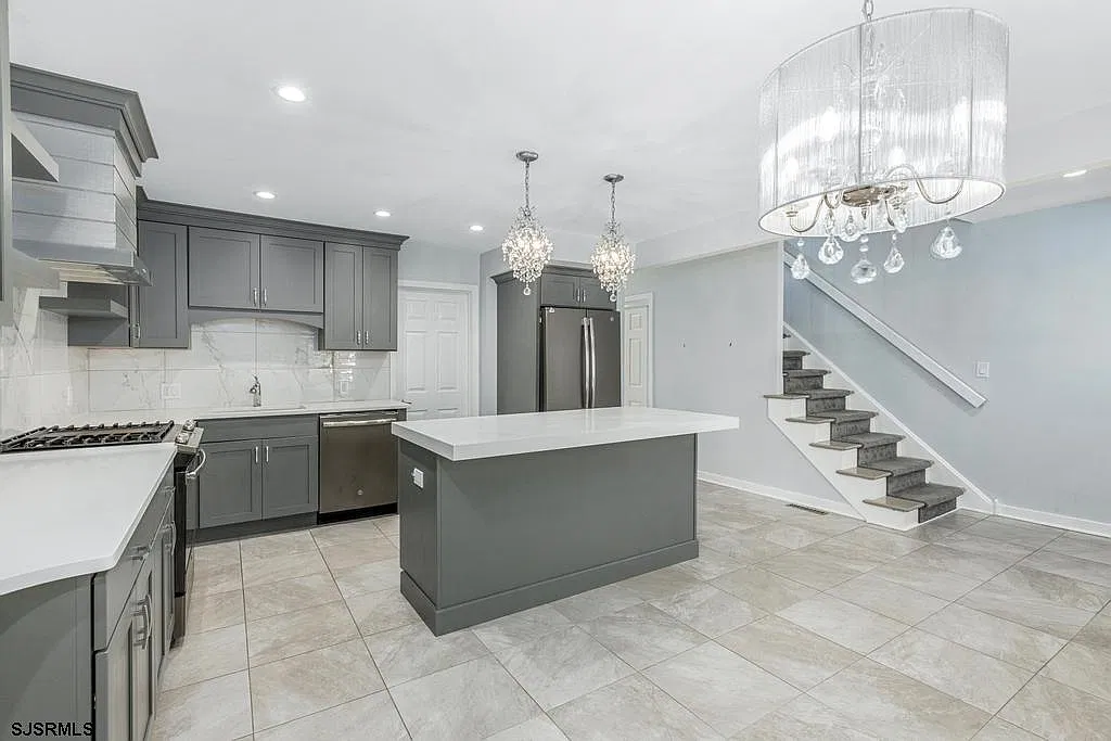 801 Dudley Ct — Photo 3