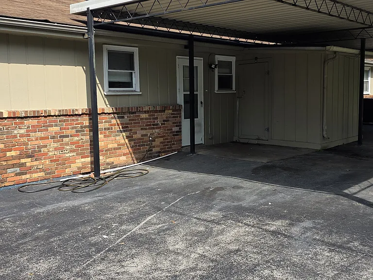 865 Louisville Hwy #B — Photo 4