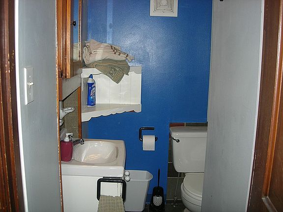 1st Fl Bathroom