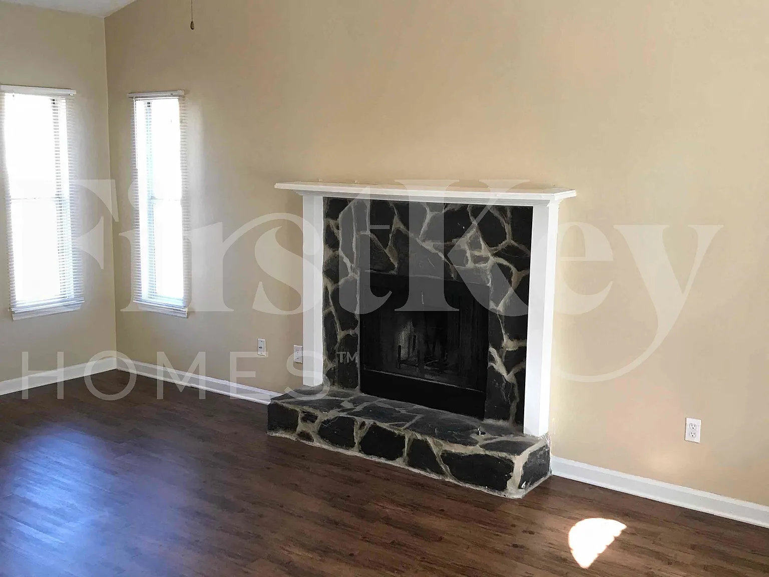 3 bed, 2.5 bath, 1738 sqft, $2,140 — Photo 2